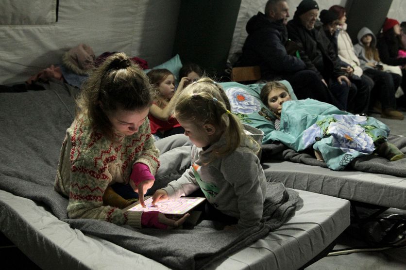 Mobile heating point operates in Desnianskyi district of Kyiv Ukrainiens déplacés par le froid et les attaques