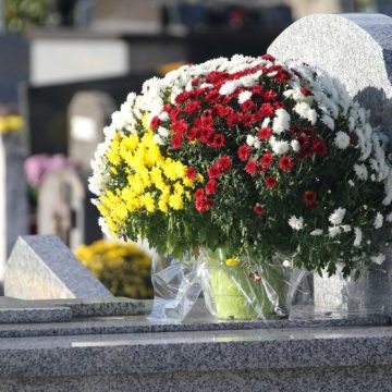 Tombes fleuries au cimetière à la Toussaint Une nouvelle perspective sur notre rapport aux défunts