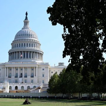 Une juge ordonne le gel provisoire du fonds de l’administration Trump