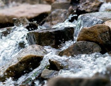 Close up of river stream on stones Comprendre l’Évangile du Vendredi de la 6e Semaine de Pâques