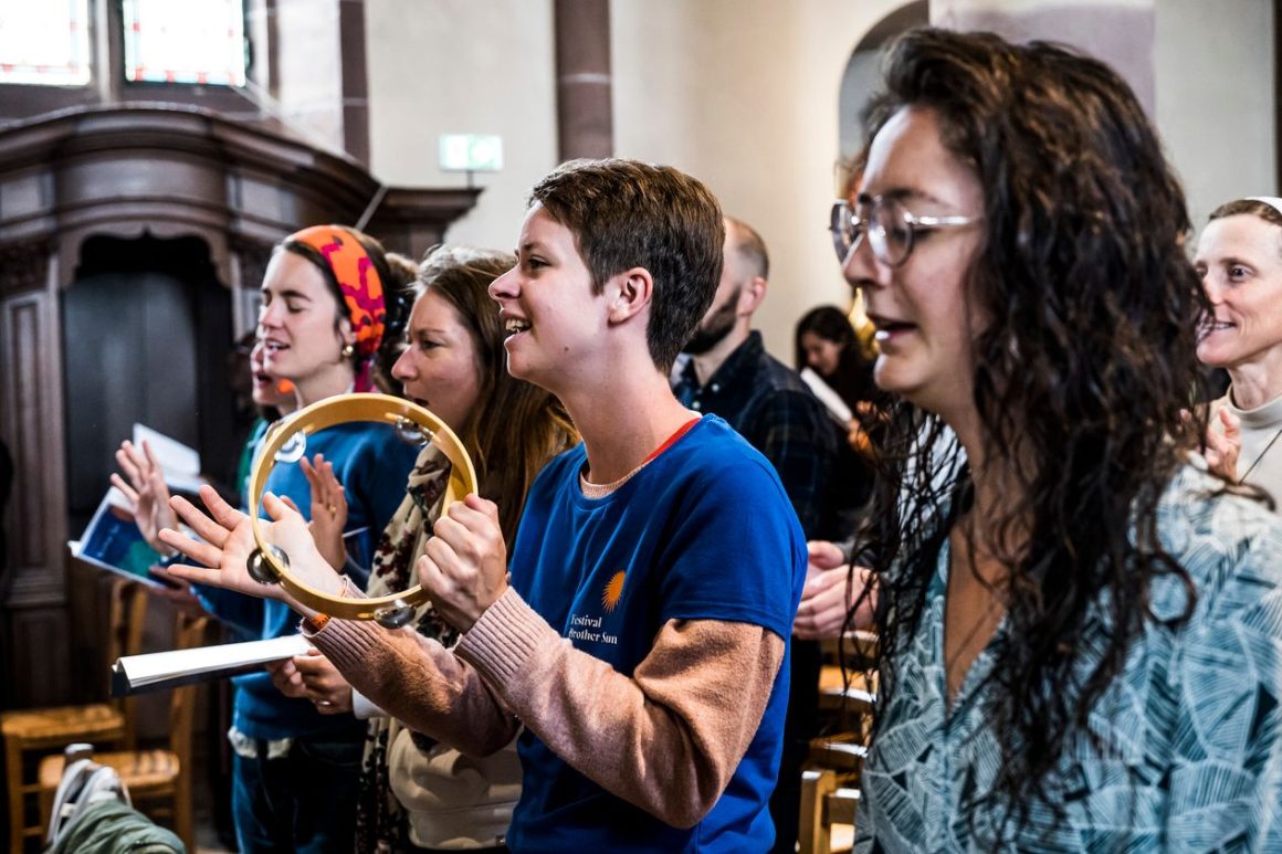 Jeunes catholiques innovants : redéfinir la foi en France