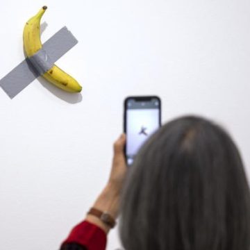 Déposition de plainte après le vol d’une œuvre de Maurizio Cattelan