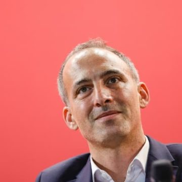Raphaël Glucksmann propose un débat citoyen sur l’immigration et un service civique obligatoire