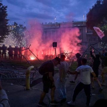 Manifestations massives en Serbie : demande d’élections anticipées