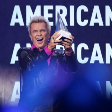 Billy Idol honoré pour sa carrière aux American Music Awards