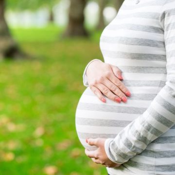 Happy and young pregnant woman in park in summer La réponse judiciaire face à la GPA à l’étranger