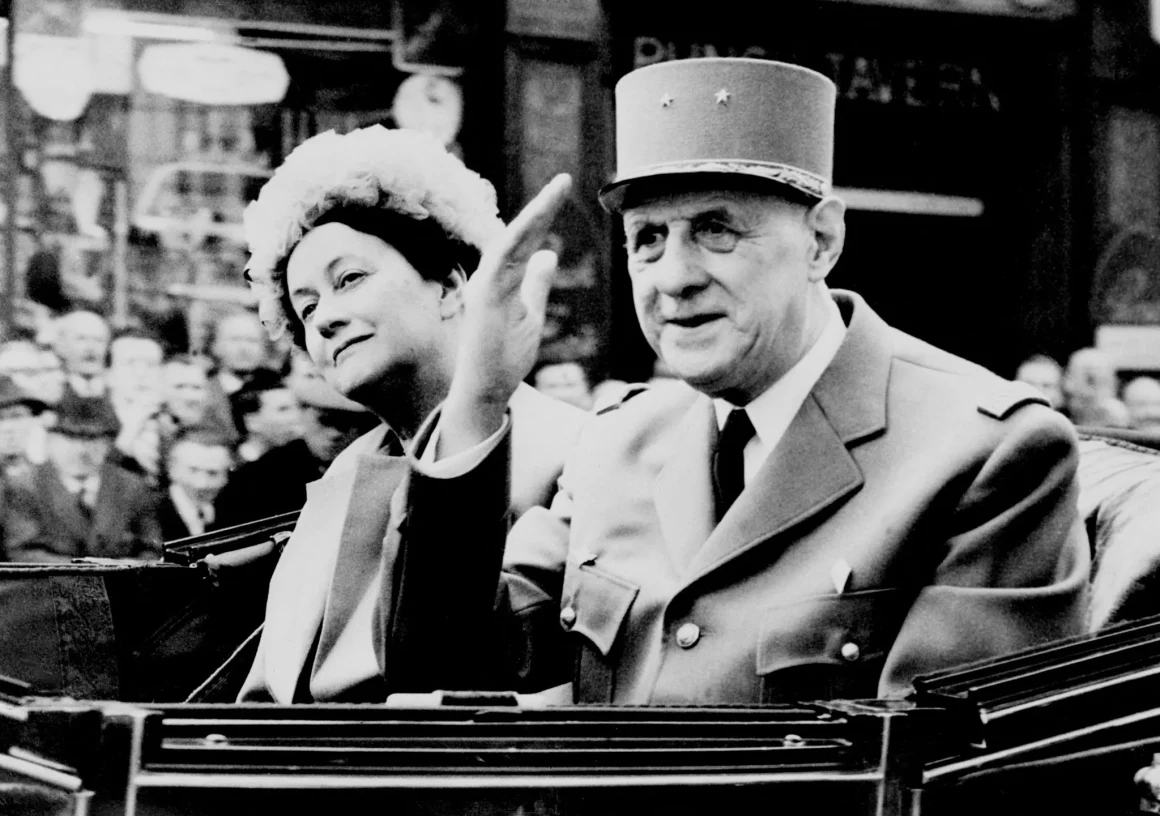 Simon Abkarian incarne le général de Gaulle dans « La Bataille de Gaulle »