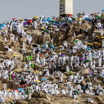 Des fidèles musulmans se rassemblent sur le mont Arafat lors du pèlerinage du Hajj