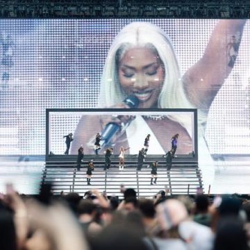 Aya Nakamura enchante le Stade de France avec une entrée spectaculaire