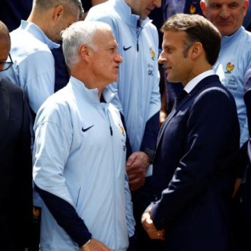 Emmanuel Macron rend visite aux équipes de France avant la Coupe du monde