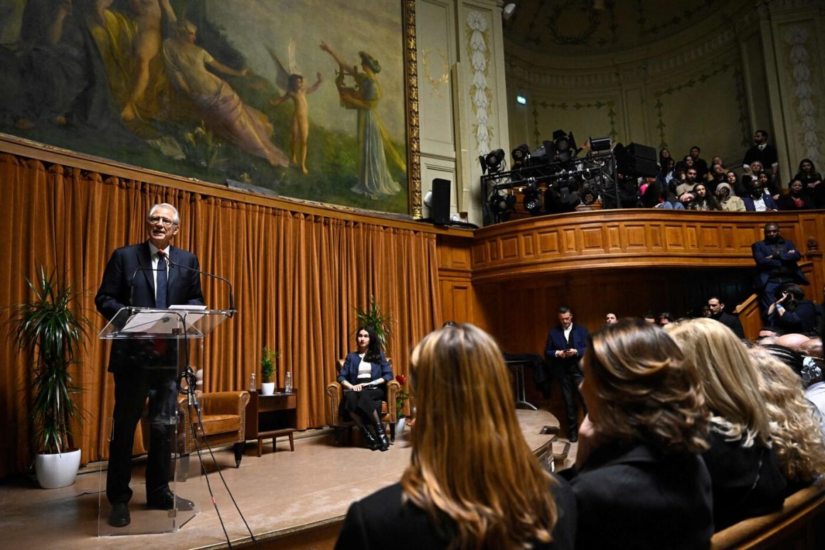 Dominique de Villepin présente son programme pour 2027 à la Sorbonne