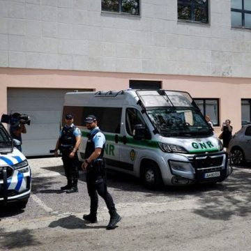 Deux petits garçons retrouvés seuls au Portugal de retour en France