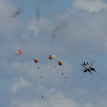 a241bcfe-f08c-41a1-b03b-fb4970563087 Collision spectaculaire de deux avions militaires lors d’un salon aérien dans l’Idaho