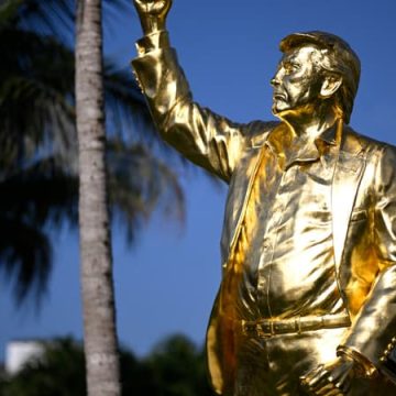 Inauguration d’une statue dorée de Donald Trump à Doral