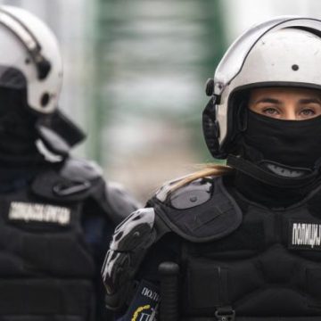 Manifestation à Belgrade : un homme renverse des protestataires
