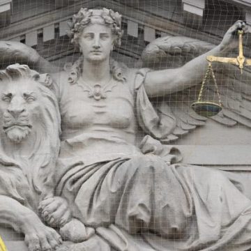 La justice examine le cas d’une mère accusée d’avoir exposé sa fille handicapée à la drogue
