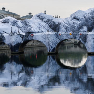 JR transforme le Pont Neuf en caverne avec une installation gonflable