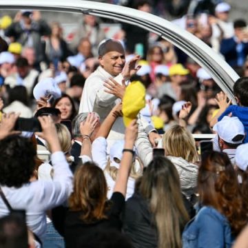 Le premier anniversaire de Léon XIV comme Pape célébré à Naples