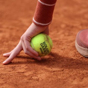 Le quotidien des adolescents ramasseurs de balles à Roland-Garros
