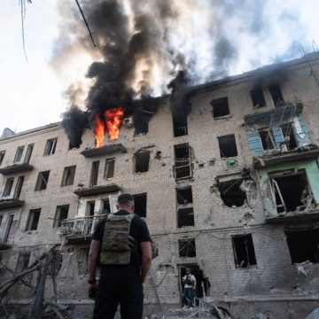 Several injured in Russian airstrike in Ukraine's Kramatorsk Un raid aérien ravage un quartier résidentiel à Kramatorsk