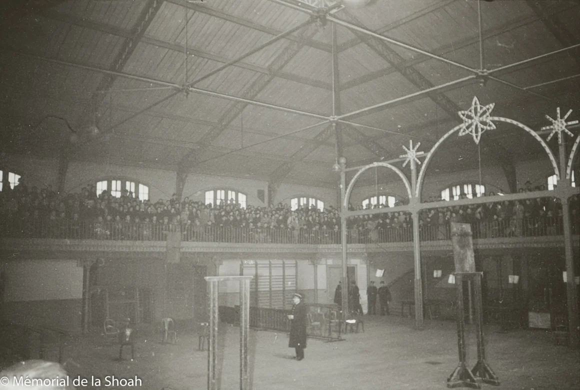 Exposition de photographies inédites de la rafle du “billet vert” au Mémorial de la Shoah
