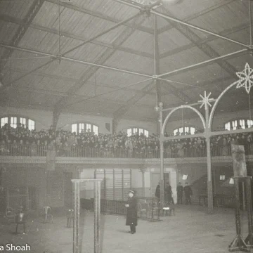 Exposition de photographies inédites de la rafle du “billet vert” au Mémorial de la Shoah