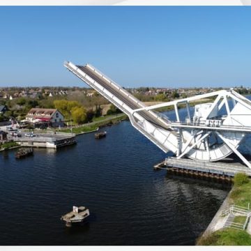 03948044-7961-465d-ad96-dd876e827abd Le pont de Bénouville levé en raison de la canicule