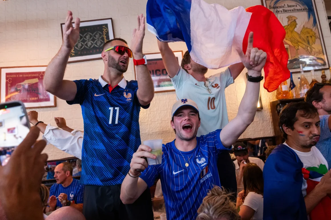 Les supporters brésiliens à Houston prêts pour le match contre le Japon