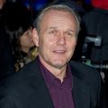 Décès de l’acteur britannique Anthony Head, connu pour ses rôles dans Buffy et Ted Lasso