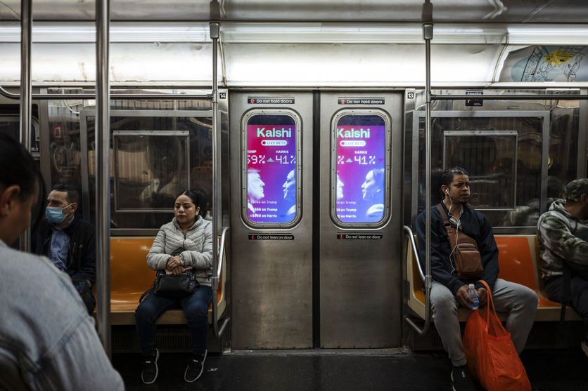 Aggressive marketing by the prediction market site Kalshi includes these New York City subway ads seen on Nov. 5, 2024. (Karsten Moran/The New York Times) Les marchés prédictifs, nouvelle tendance de la finance