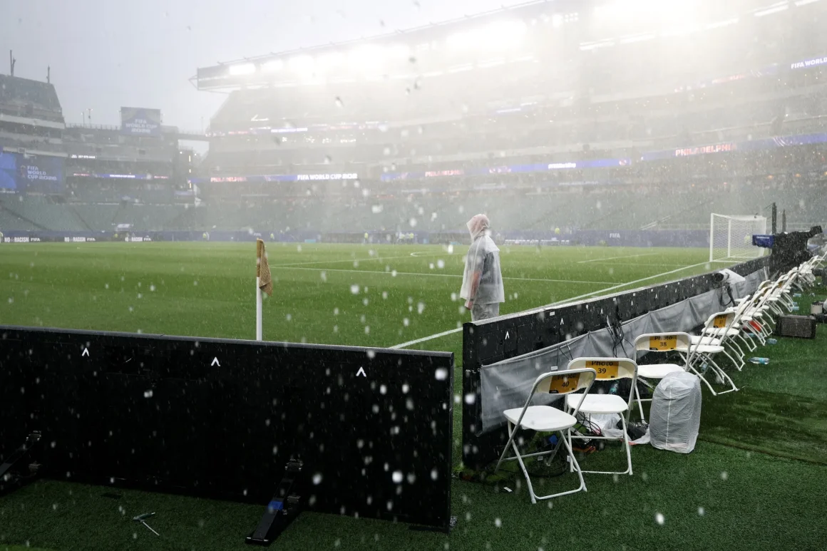 177f3535-cfc0-4b51-a83e-2aa10e881208 Les Bleus se qualifient pour les 16e de finale malgré une interruption due à l’orage