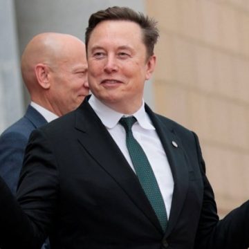 Elon Musk franchit le seuil des 1.000 milliards de dollars