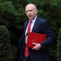 La démission de John Healey met en lumière les défis de Keir Starmer