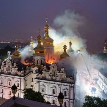 APTOPIX Russia Ukraine War Laure de Kiev touchée par une frappe aérienne : analyse de l’incendie