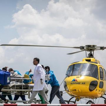 Un guide népalais retrouvé vivant sur l’Everest après six jours