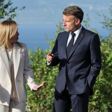 Première rencontre bilatérale officielle entre Macron et Meloni à Antibes