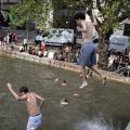 Encadrement de la baignade dans les canaux parisiens: Une initiative discutée au Conseil de Paris