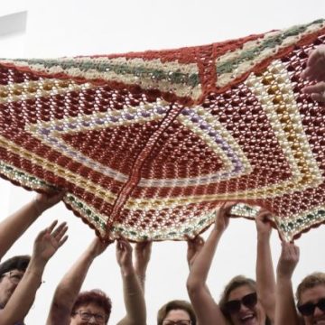 39b066f9-465d-4af3-b71e-cdbafd97cb1a Une Ville Espagnole Utilise des Couvertures en Crochet pour Se Protéger du Soleil