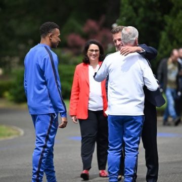 Marina Ferrari offre aux Bleus des pierres porte-bonheur pour le Mondial 2026