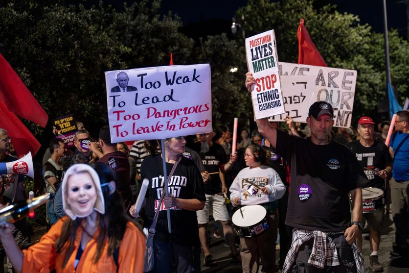 Four people detained during an anti-government protest in West Jerusalem L’accord américano-iranien provoque une tempête politique en Israël