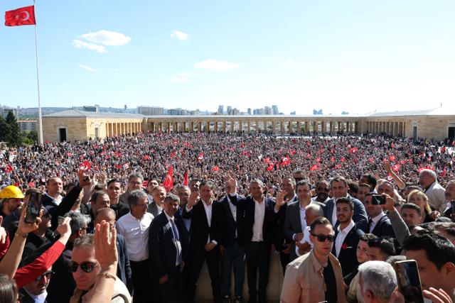 49dcd59a-7238-4b31-a5f0-6898bc17be66 Conflit au sein du Parti républicain du peuple en Turquie