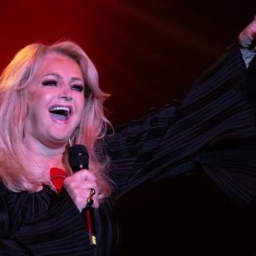Bonnie Tyler en convalescence après une opération intestinale