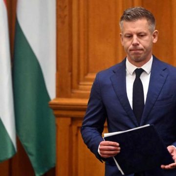 Réformes rapides des médias publics en Hongrie par Péter Magyar