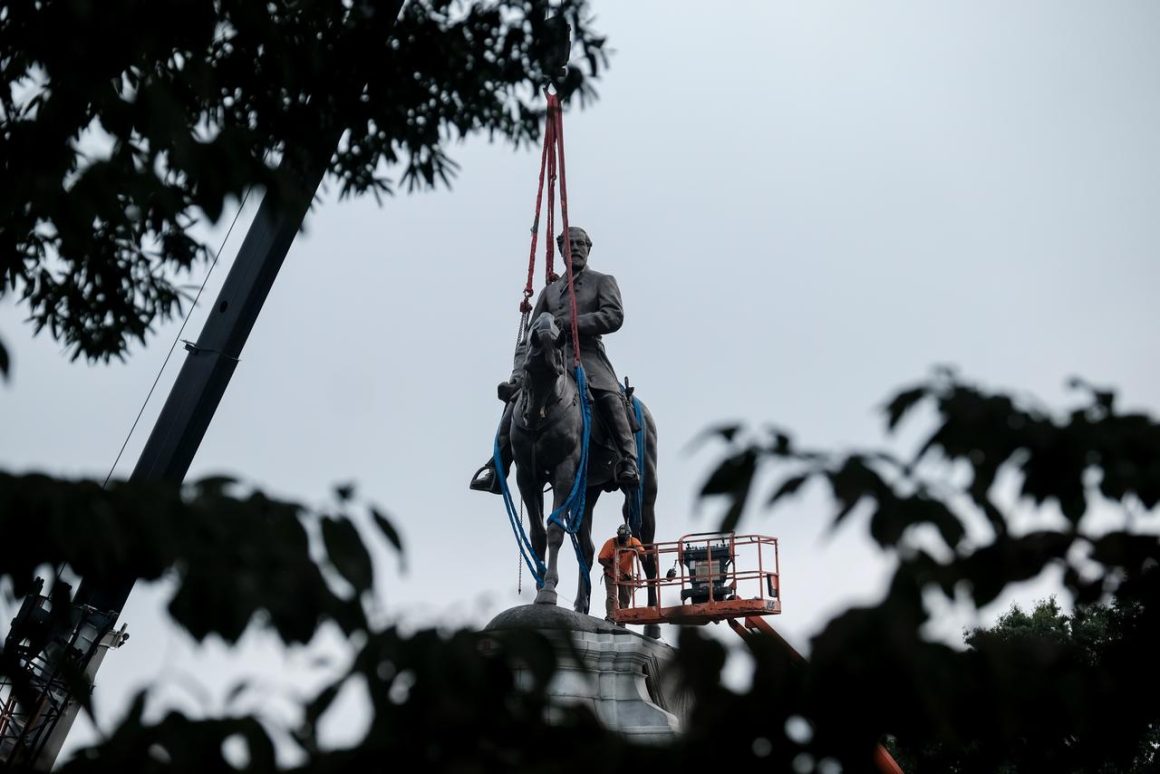 51b98a95-b411-4aac-8ea6-8336ec87632b Débat sur le Retour des Statues Aux États-Unis