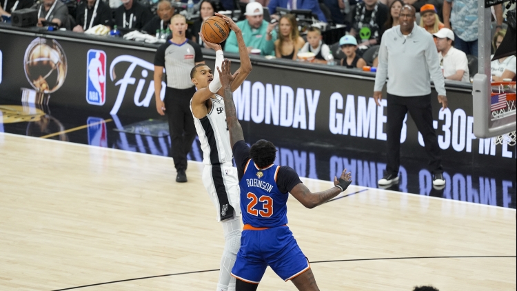 5cbc8516-b0af-4b87-8629-b68ad3fb1fbb Les Spurs perdent face aux Knicks malgré la performance de Wembanyama