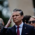 Le secrétaire à la défense des États-Unis en France lors des commémorations du Débarquement