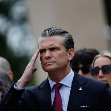 Le secrétaire à la défense des États-Unis en France lors des commémorations du Débarquement