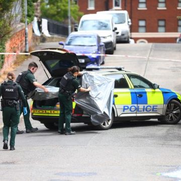 64b38e82-75d4-4150-9866-aa0c306a0832 Attaque au couteau à Belfast: Réactions et Enquête