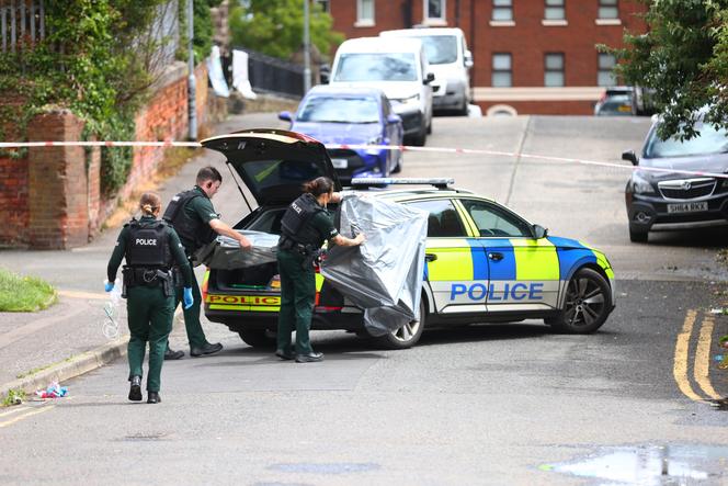 64b38e82-75d4-4150-9866-aa0c306a0832 Attaque au couteau à Belfast: Réactions et Enquête