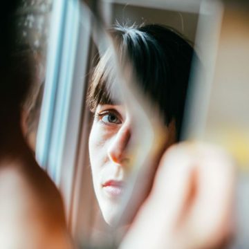 Portrait of a beautiful woman looking into a broken mirror. Critique du roman ‘Dans la jungle’